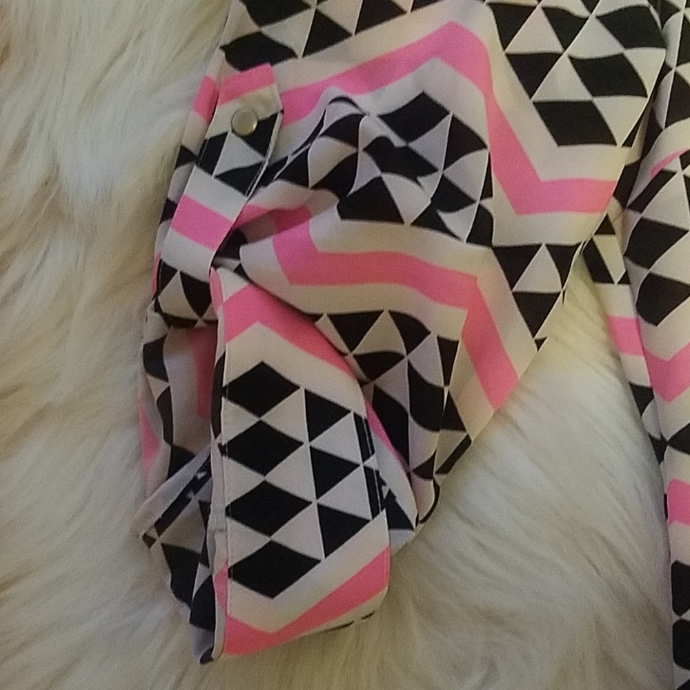 Bebe Geometric Print Blouse - Picture 3 of 4